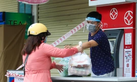 Toà nhà chung cư Linh Đàm bị phong toả, người dân ùn ùn đến tiếp tế lương thực