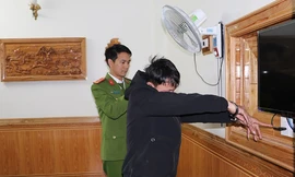 Ninh chỉ chỗ lắp đặt camera ghi lén trong nhà nghỉ. Ảnh: Công an cung cấp.