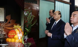 Thủ tướng Nguyễn Xuân Phúc dâng hương tưởng niệm Bác Hồ