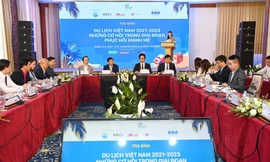 Toạ đàm "Cơ hội phục hồi của Du lịch Việt Nam năm 2021-2023". (Từ trái sang phải bàn chủ tọa: ông Trịnh Văn Quyết, Chủ tịch Tập đoàn FLC; ông Nguyễn Ngọc Thiện, Bộ trưởng Bộ Văn hoá - Thể thao và Du lịch; TS Vũ Tiến Lộc, Chủ tịch VCCI; ông Nguyễn Trùng khánh Tổng cục trưởng Tổng cục Du lịch).