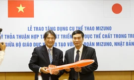 Đại diện Tổng giám đốc Mizuno trao tặng dụng cụ thể thao cho Bộ Giáo dục và Đào tạo 