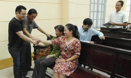 Những cái bắt tay chúc mừng của bên nguyên đơn sau khi tòa tuyên ông Ly Sam thắng kiện với số tiền hơn 1.100 tỷ đồng