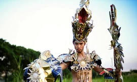 Quang Huân khoe dáng vóc với trang phục dân tộc