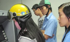 Lại xếp hàng dài bên máy ATM