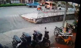 Xe khách lùi bắt khách, tông trọng thương một người