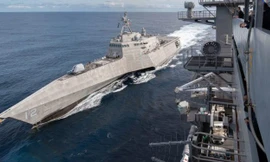 Tàu sân bay Roosevelt lần đầu tiếp nhiên liệu trên biển cho chiến hạm