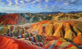 Chiêm ngưỡng núi 7 sắc cầu vồng độc đáo ở Trung Quốc