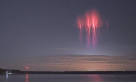 Sét đỏ hiếm gặp thắp sáng bầu trời