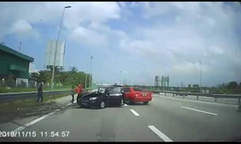 Không cài dây an toàn, hai cậu bé văng khỏi ô tô sau va chạm