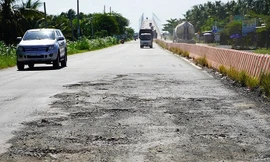 Đường dẫn lên cầu Cổ Chiên dày đặc 'ổ gà'