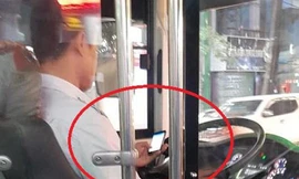 Hoảng hồn tài xế xe buýt vừa lái xe vừa dùng điện thoại