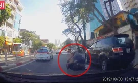 Người đàn ông suýt mất mạng vì vừa đi xe máy vừa bấm điện thoại