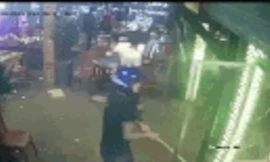 Nhóm côn đồ dùng tuýp sắt đập phá quán ăn