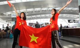 Cổ động viên hát vang khi sang Philippines cổ vũ U22 Việt Nam