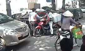 Va chạm khi tham gia giao thông, tài xế ôtô chủ động bắt tay làm hòa 