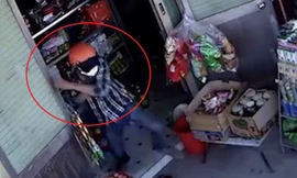 Tên cướp vào tận trong nhà giật dây chuyền