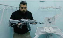 Súng AK Nga vẫn khai hỏa mãnh liệt dù bám đầy bụi và cát sâu bên trong