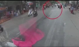 Hai xe máy trượt bánh ngã nhào vì vệt dầu loang trên đường