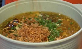 Bỏ nghề dược, chàng trai bán bánh canh 'khổng lồ'