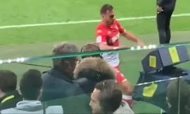 Cầu thủ Monaco sút tung máy VAR sau khi bị thẻ đỏ