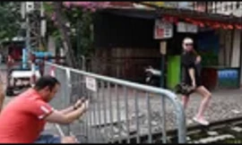 Khách Tây chụp ảnh đường tàu qua rào chắn