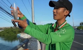 Độc đáo cách câu cá bằng chai nhựa của người Bình Thuận