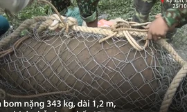 Tiêu hủy quả bom 3 tạ trục vớt dưới sông