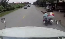 Vượt ẩu, nam thanh niên ngã trước đầu container và cú đạp phanh 'cháy lốp'
