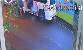 Trộm vặt gương ôtô gặp đúng lúc tài xế ngồi trong xe