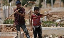 Những đứa trẻ đào mộ ở mảnh đất chết chóc, nguy hiểm nhất hành tinh