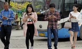 Phạt tiền người vừa sang đường vừa xem điện thoại