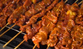 Cô gái gốc Việt mở tiệm bánh mì bò nướng Campuchia