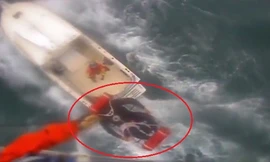 Trực thăng tuần duyên Mỹ giải cứu người bị cá mập cắn trên biển