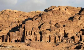 Choáng ngợp trước sự đồ sộ của 'thành phố cổ trong lòng đá' Petra