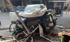 Ô tô 'ủi bay' hàng loạt xe máy, lao thẳng vào nhà dân bên đường