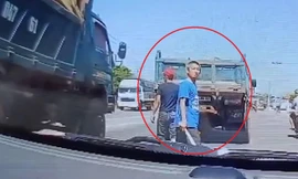 Tài xế xe ben chặn đầu, cầm hung khí đe dọa tài xế ôtô