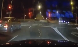 Cú tông kinh hoàng khi có xe vượt đèn đỏ