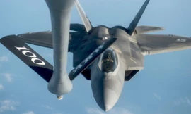 KC-135 Stratotanker tiếp nhiên liệu cho F-22 Raptor trên bầu trời Iraq
