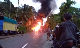 Xe bán tải chở xăng bốc cháy ngùn ngụt trên cao tốc