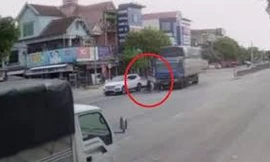 Nam sinh vượt đèn đỏ va chạm xe máy, xe tải giữa ngã tư