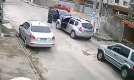 Thanh niên ‘nhọ’ nhất năm, vác súng đi cướp ô tô nhưng không biết lái xe