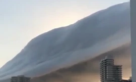 Bất ngờ xuất hiện mây khổng lồ như ngọn núi biết bay