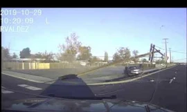 Ô tô chạy trốn cảnh sát, đâm cột điện, gây cháy nổ liên tiếp