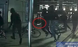 Băng đảng rút kiếm và súng để giết người giữa thủ đô London