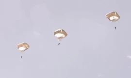 Dù bay ngợp trời trong cuộc tái hiện đổ bộ đường không xuống Normandy