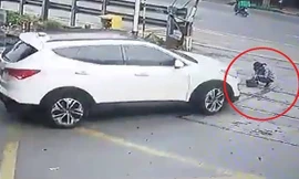 Nữ nhân viên gác chắn bị ô tô băng qua đường sắt 'nuốt chửng'