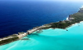 Cây cầu chia đôi hai màu nước biển