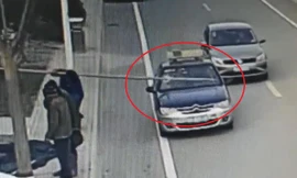 Nam công nhân vác ống thép bất cẩn đâm thủng kính xe taxi