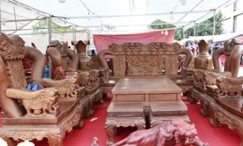 Cận cảnh bộ bàn ghế ‘khủng’ giá gần tỷ đồng ở Hà Nội