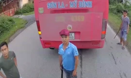  Hai nhóm xe khách cầm điếu cày dọa đánh nhau giữa đường